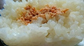 簡単☆おにぎりの具にも♥ほぐし鮭マヨ