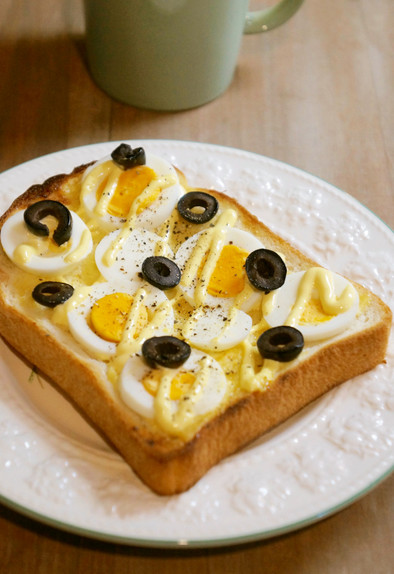 ゆで卵と塩漬けオリーブのトーストの写真