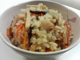 ゴマ油がほんのり香る中華風炊き込み御飯
