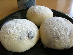 豆大福みたいな黒豆あんぱん