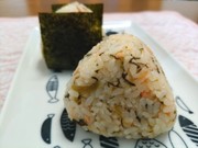 高菜と鮭フレークのおにぎりの写真