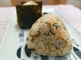 高菜と鮭フレークのおにぎり