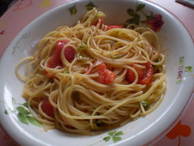 オリーブ・セロリ・ソースのトマトパスタ