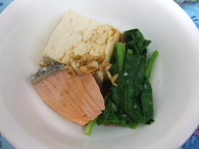 アツアツがおいしー鮭入り湯豆腐