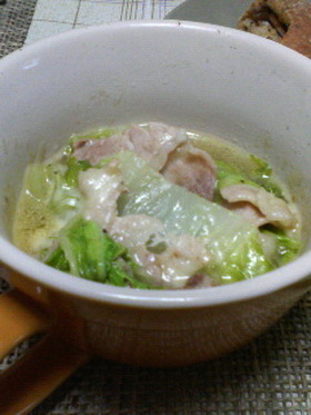 レンジで簡単*白菜と豚肉のチーズスープ