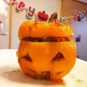ハロウィンにピッタリ!パプリカの肉詰め!
