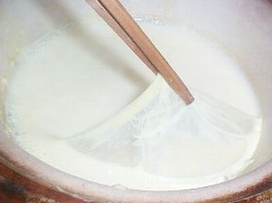 豆腐ができる濃い豆乳の写真