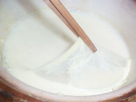 豆腐ができる濃い豆乳の画像