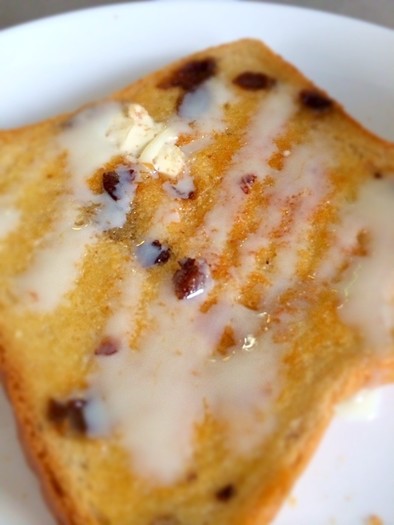 レーズンパンの練乳トーストの写真