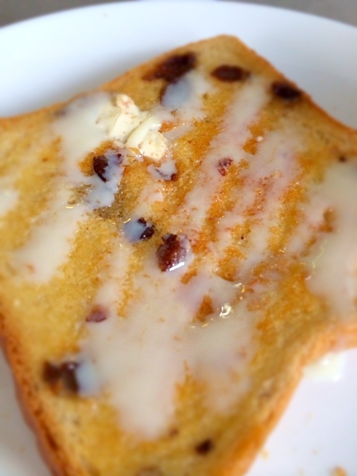 レーズンパンの練乳トーストの画像