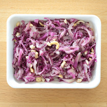 紫キャベツと紫タマネギのナッツサラダ