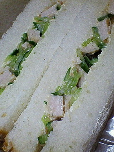 キュウリのサンドイッチの写真