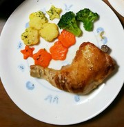 骨付き鶏モモ肉のソテーの写真