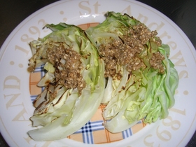 焼きキャベツのゴマダレがけ。