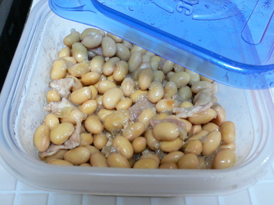 大豆とベーコンの煮物の写真