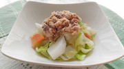 ゆで野菜と鮭のサラダの写真