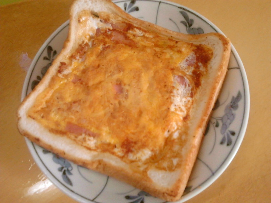 ベーコンと卵とチーズのトーストの画像