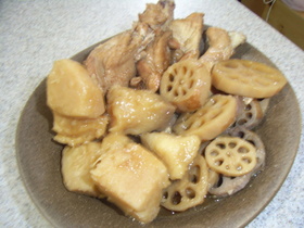 簡単・おいしぃΘ鶏手羽と里芋と蓮根の煮物