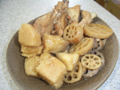簡単・おいしぃΘ鶏手羽と里芋と蓮根の煮物の写真