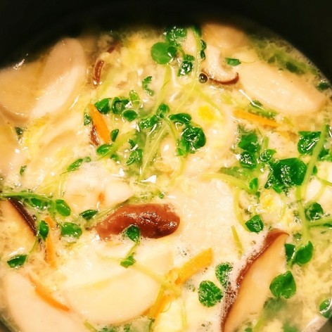 豆苗とキノコの玉子スープ