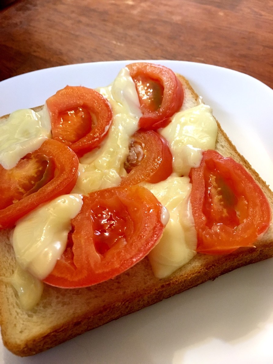 トマトとチーズのシンプルウェーブトーストの画像