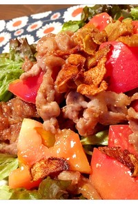 豚こま肉とトマトのカリカリ生姜サラダ