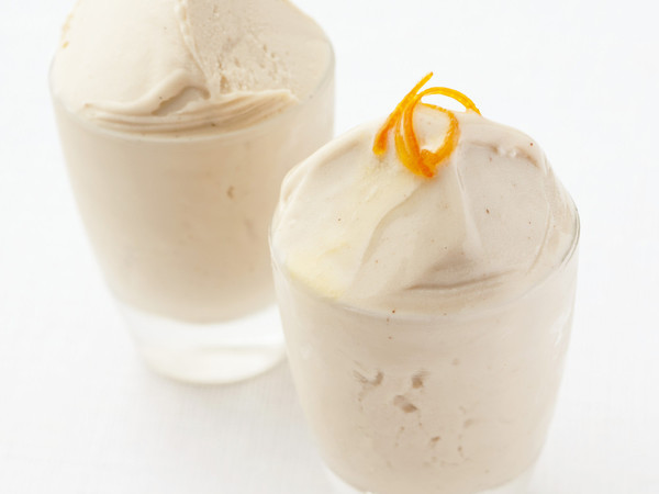 バナナのアイスクリーム(写真左)