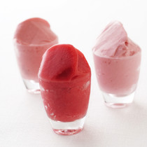 いちごのアイスクリーム(写真左)