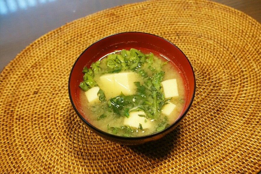 高野豆腐と春菊のお味噌汁の画像