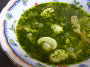 パセリと紫玉ねぎのコンソメスープの写真
