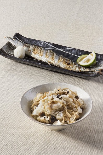 秋刀魚の塩焼きとしめじご飯の写真