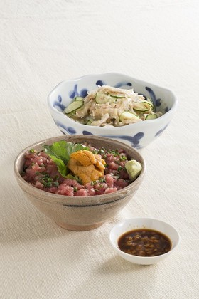 ウニトロ丼と鶏ささ身とところてんの酢の物