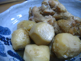 母の味☆里芋と手羽元の煮物