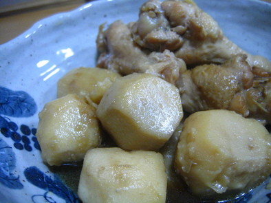 母の味☆里芋と手羽元の煮物の写真