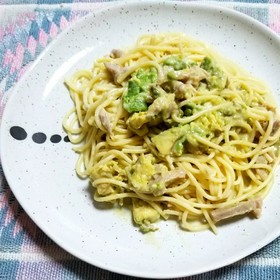 アボカドと蒸し鶏の濃厚クリームパスタ