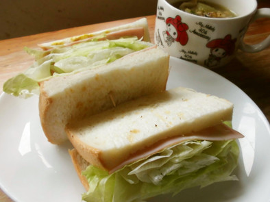 レタスたっぷり♡ハムサンドイッチ！の写真