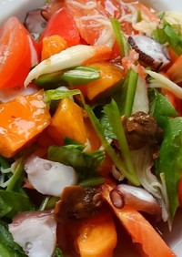 彩り豊かな赤貝ドレッシングの柿サラダ