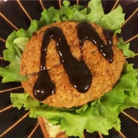 メンチカツでオープンサンド