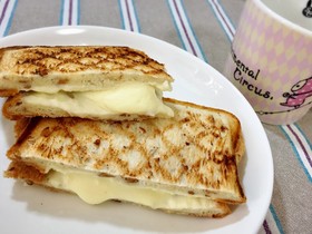 くるみとクリームチーズのホットサンド