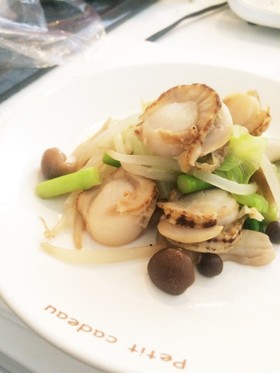蒸しホタテとレタスのバター醤油炒め