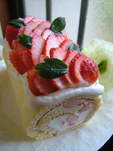 苺の生ロールケーキの写真