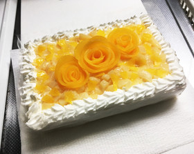 桃缶でバラのデコレーションケーキ