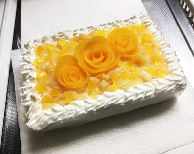 桃缶でバラのデコレーションケーキの写真