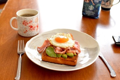 朝ごはんに♡目玉焼きトーストの写真