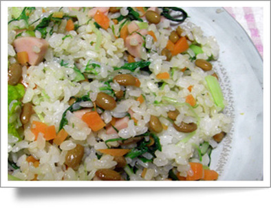 納豆・魚肉ソーセージ・菜っ葉でチャーハンの写真