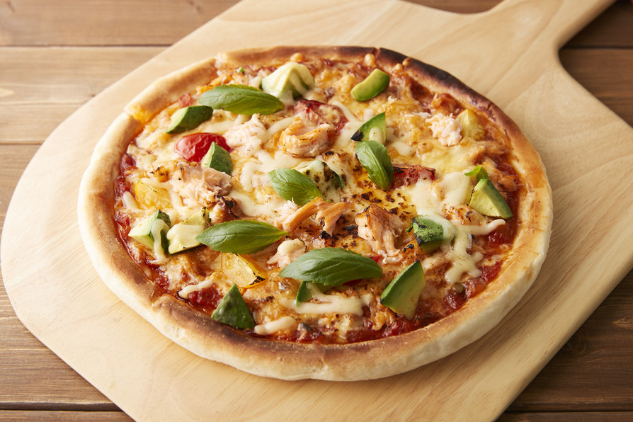 香燻ローストサーモンのバジル風味ピザ の画像