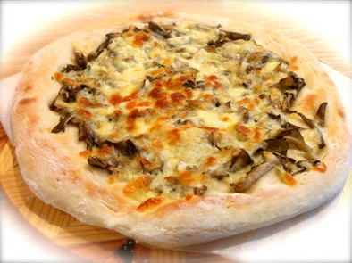 きのこ風味がやみつき！舞茸とチーズのピザの写真