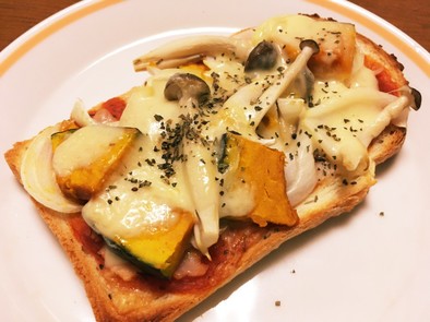 秋野菜のピザトーストの写真
