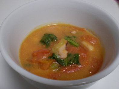 イカとチンゲンサイのトマトクリームスープの写真
