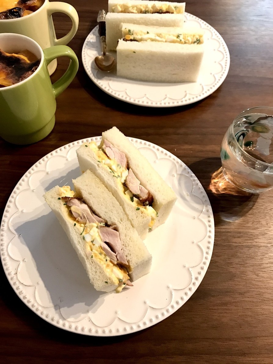 燻製鶏と卵の親子サンドイッチの画像